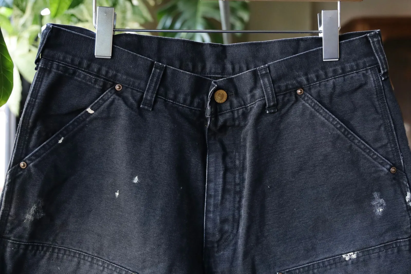 SAINT Mxxxxxx DOUBLE KNEE SHORTS/BLK Knee patches splashed with ink, washed and damaged denim shorts. Washed black S-XL. Custom woven and dyed denim denim with clear texture. Rewashed and faded to create local mottled fading/hole effects. Artificial distressing to simulate natural traces of wear. Original consistent damage treatment. Hand splashed ink and paint. Original consistent wash mark/pocket mark. Double knee patch. Rivet reinforcement. Improve functionality and enhance design.